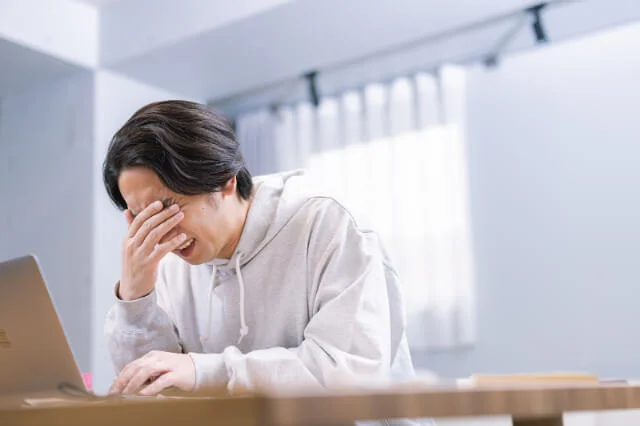 悩む人のイメージ